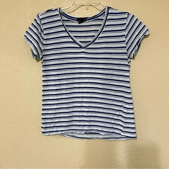 F21 White with. Blue stripes T-shirt Size Medium - Picture 1 of 7